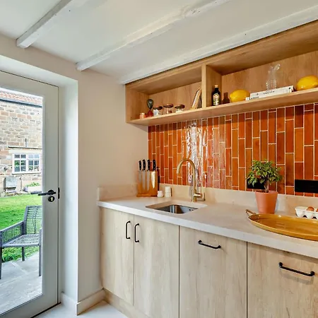 2 Bed In Harrogate 95078 Goldsborough